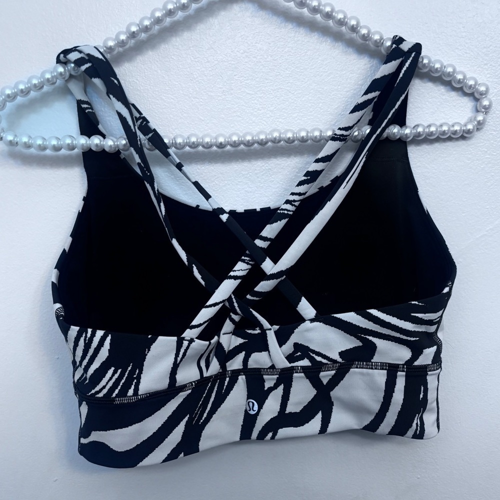 Lululemon Black and White Abstract Sports Bra Size: 8 / women's large